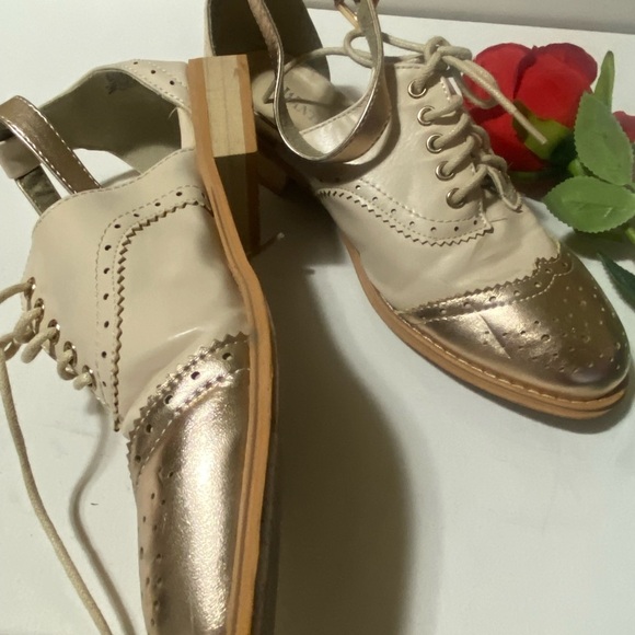 WANTED (feminine)
 SIze 7 M Beige and gold color - Picture 5 of 9